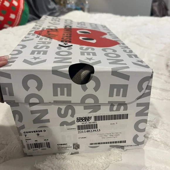 Converse White and Red Heart Design Box - Picture 2 of 2